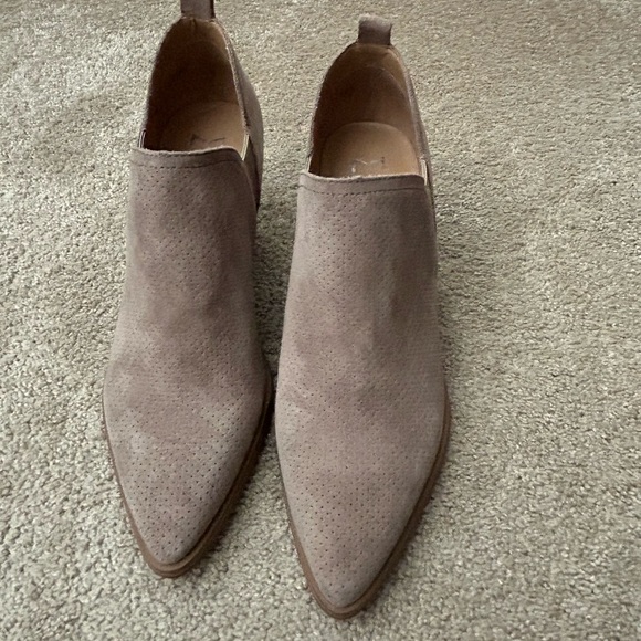 Marc Fisher Ltd taupe Dalar Perforated Suede Ankle Bootie size 7M - Picture 2 of 11